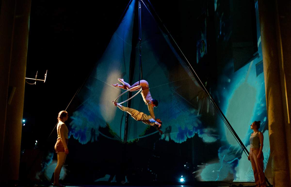Zwei Artistinnen im Duo am Aerial Hoop, nächtliche Aufnahme.