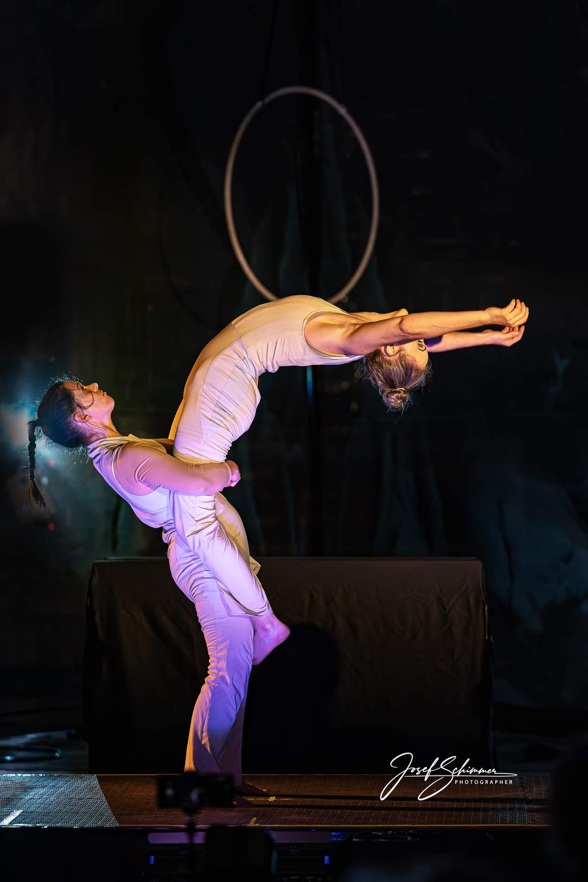 Zwei Artistinnen im Duo am Aerial Hoop.
