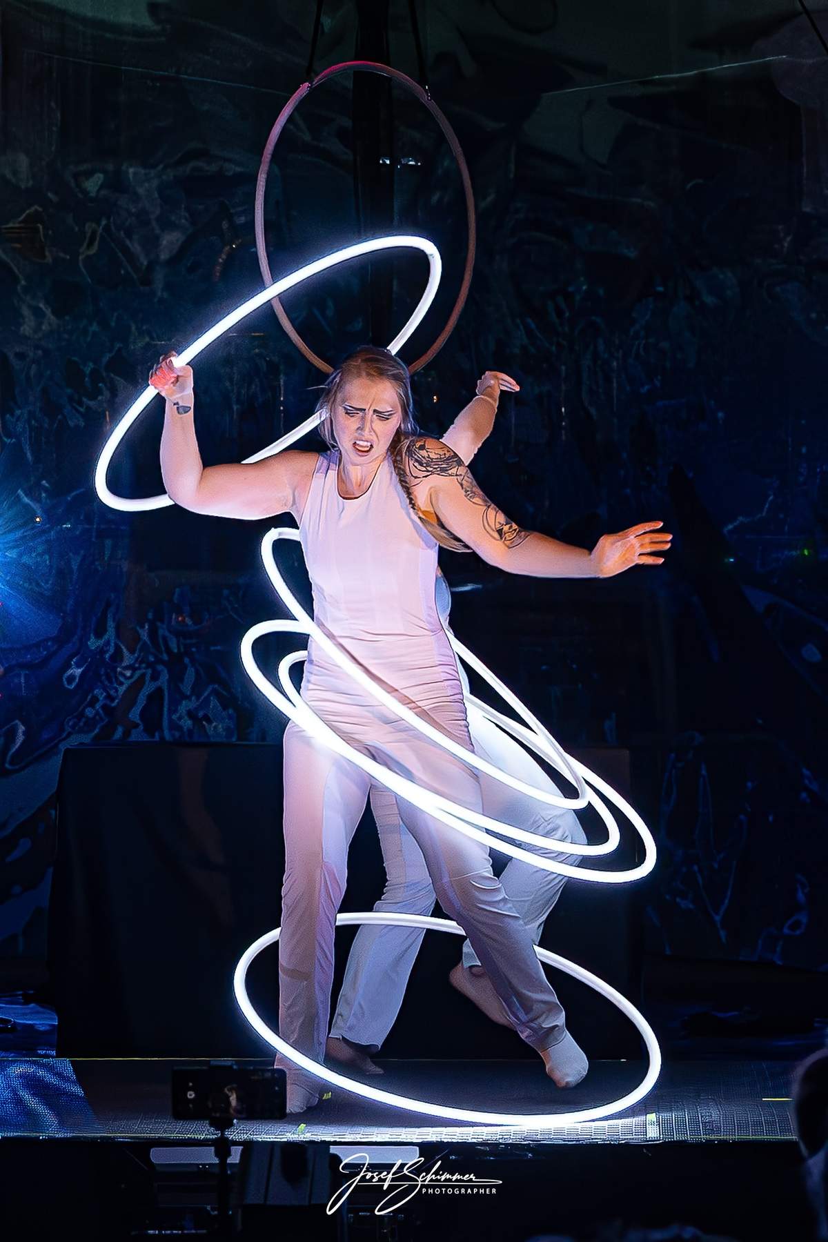 Artistin beim Multi-Hooping mit mehreren weißen Reifen.