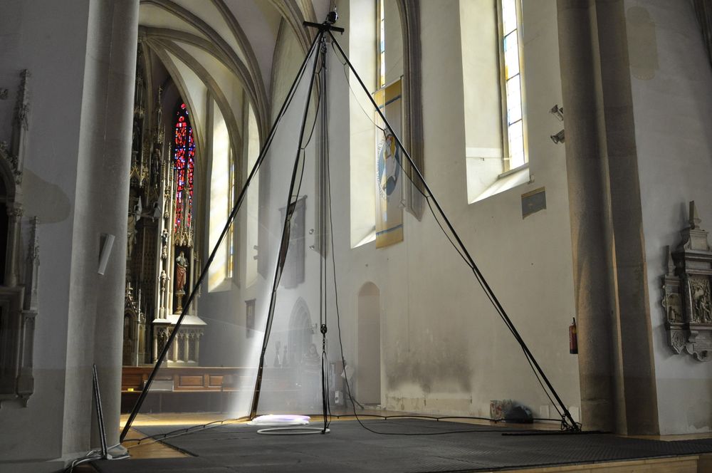 Freistehendes Dreibein-Rig, 6 × 6 × 6 Meter, im Proberaum aufgebaut.